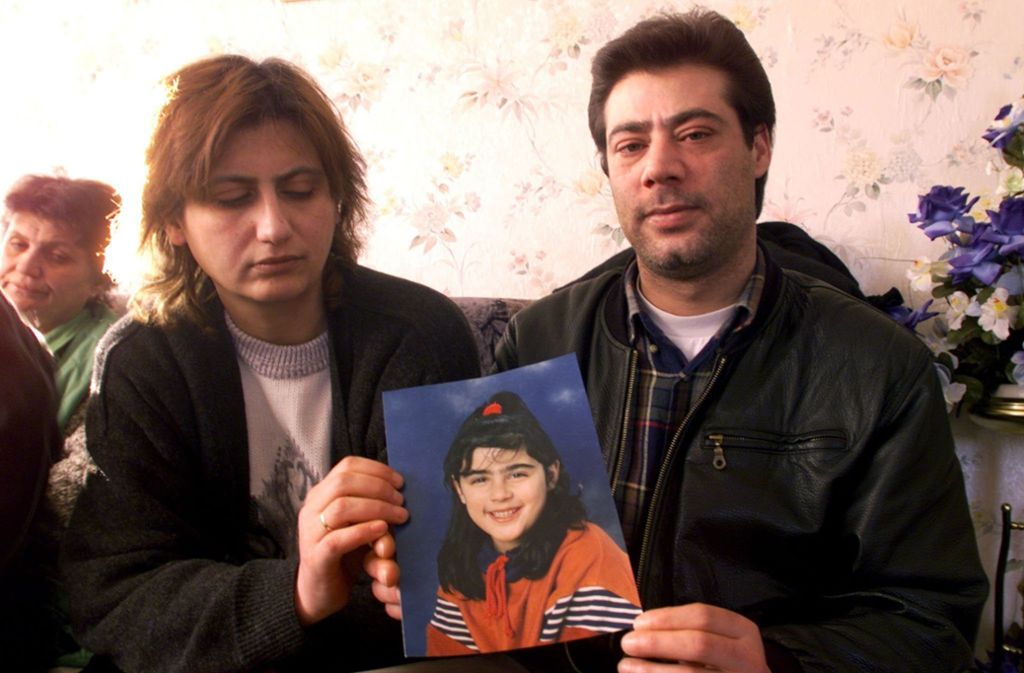 Ayla (links) und Kamil Ercan zeigen ein Foto ihrer Tochter Hilal Ercan, die seit dem 27. Januar 1999 vermisst wird.