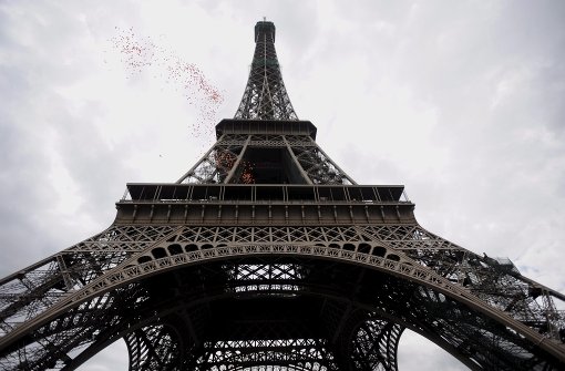 Nudisten unter dem Eiffelturm wird es nicht geben, doch Paris plant eigene Zonen in Parks für die Freunde der Freikörperkultur einzurichten. (Archivfoto) Foto: epa