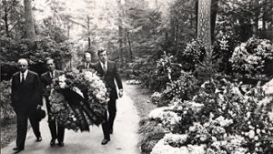 Beerdigung von OB Arnulf Klett im August 1974 auf dem Stuttgarter Waldfriedhof:  Vertreter des Konsularischen Korps legen einen Kranz nieder Foto: Kraufmann
