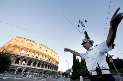 Ein Polizist regelt am Kolosseum den Verkehr beim Kolosseum. In der Hauptstadt und weiteren Großstädten in Italien hat es immer wieder zeitweise Fahrverbote wegen der schlechten Luft gegeben. Foto: dpa