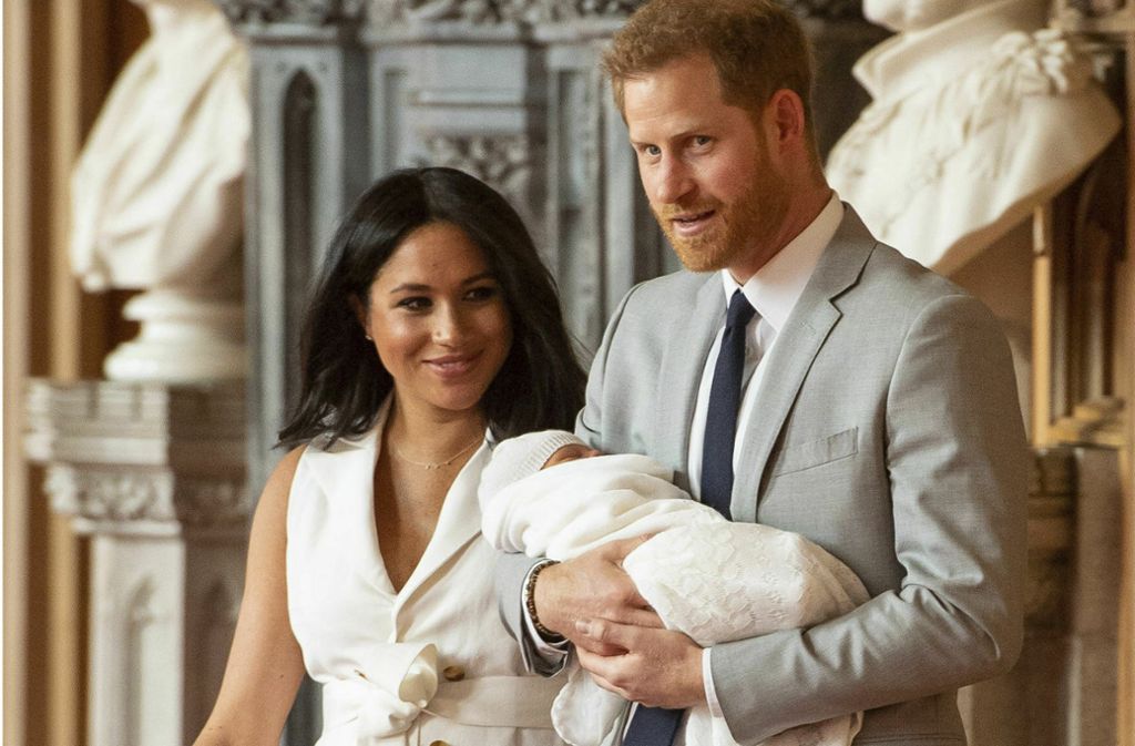 Zwei Tage ließen sich Harry und Meghan Zeit, erst dann zeigten sie ihr Baby der Öffentlichkeit. Foto: AP