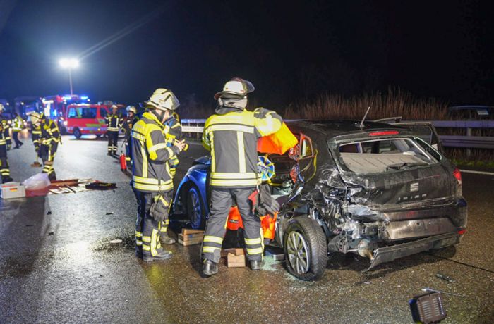A8 bei Kirchheim unter Teck: Unfall fordert zwei Verletzte – A8 zeitweise voll gesperrt