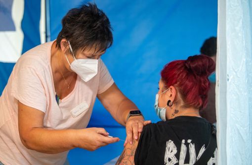 Ein neues Video soll besonders Jüngere zum Impfen anregen – darin wird mehr Normalität und Lebensfreude für Geimpfte versprochen. Foto: dpa/Hendrik Schmidt