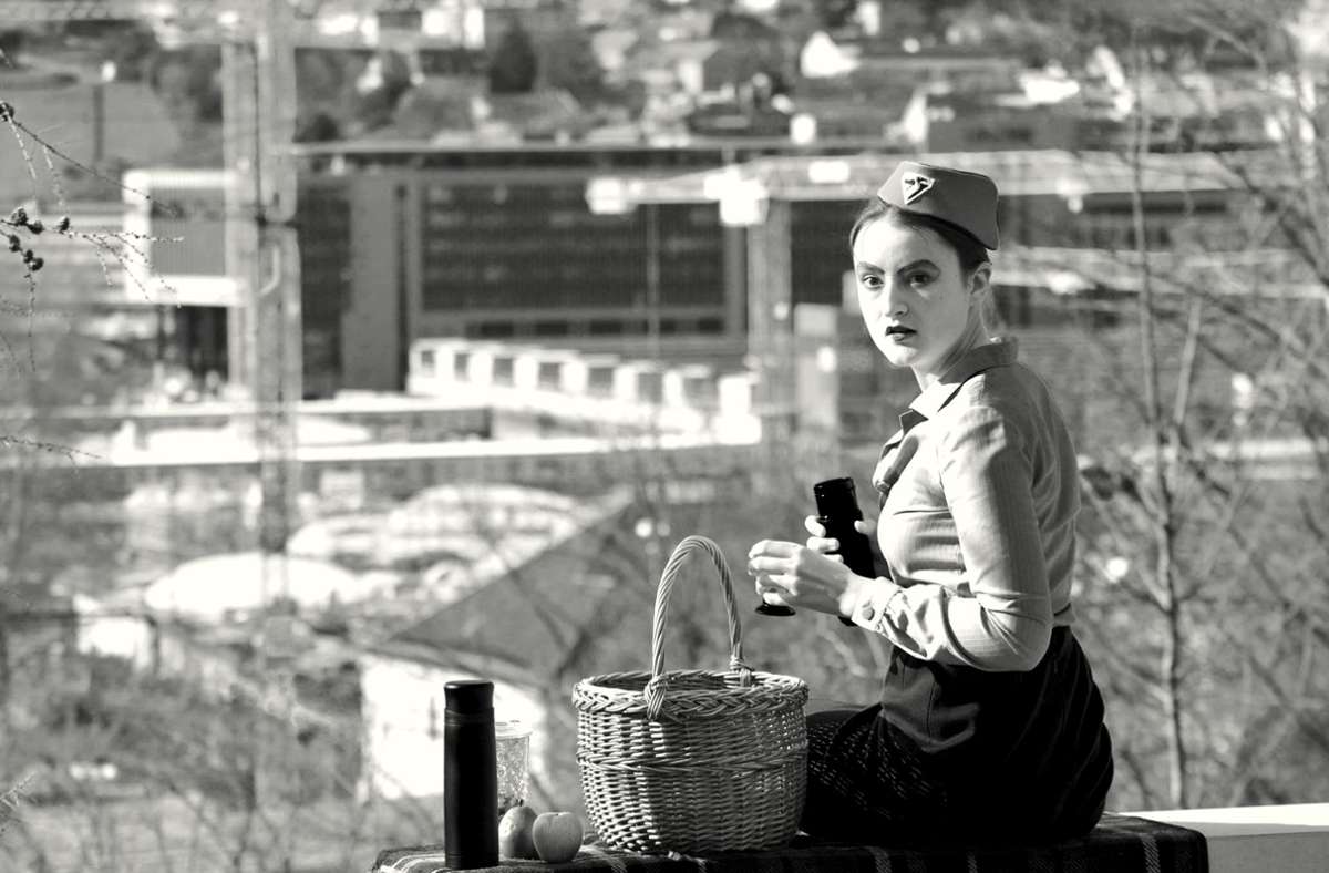 Solo-Picknick mit Blick aufs Häusermeer: Szene aus  „Kein Eisberg in Sicht“ mit Schauspielschülerin Liliana Merker
