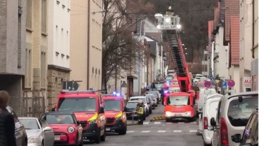 Die Feuerwehr rückte am Mittwoch zu einem Einsatz in die Franz-Schubert-Schule nach Botnang aus. Foto: Johannes Röckinger