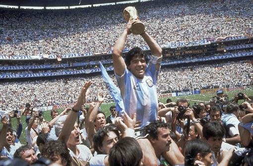 Der größte Tag im Leben des Diego Maradona: Der Kapitän der argentinischen Mannschaft präsentiert den Pokal nach dem Finaltriumph über Deutschland bei der WM 1986 Foto: AP/Carlo Fumagalli