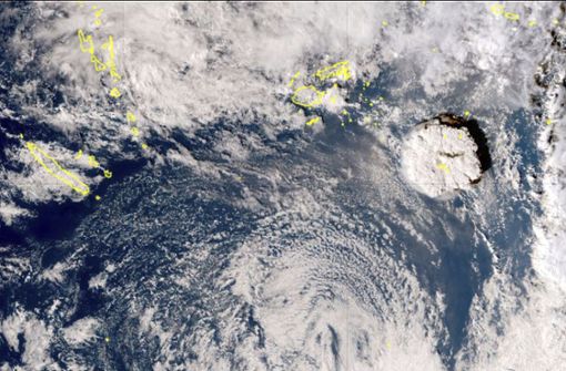 Ein Satellitenbild zeigt den Ausbruch eines Untersee-Vulkans in der Nähe der Pazifiknation Tonga Foto: dpa/--