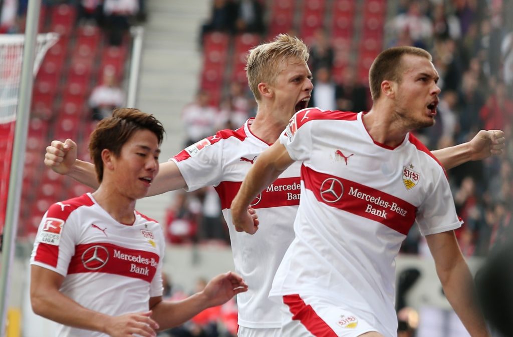 Die Spieler des VfB Stuttgart freuen sich über den Erfolg gegen Braunschweig.