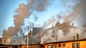 Das Feuer unter dem Dach des Waiblinger Bürgerzentrums schwelte noch bis zum Nachmittag des nächsten Tages. Foto: Stoppel/Archiv