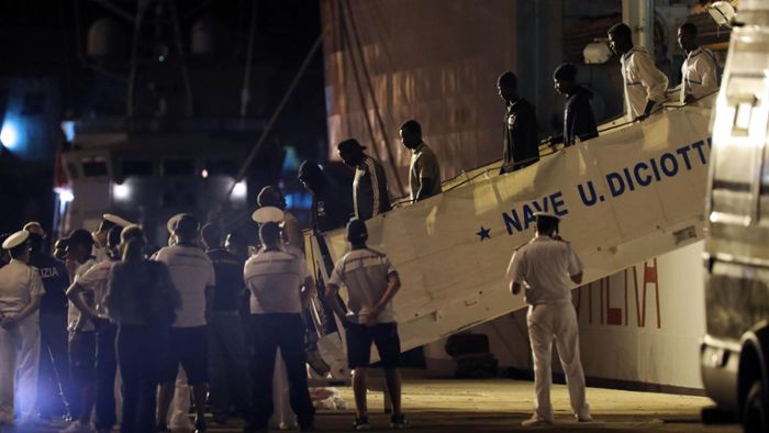 Schiff voll mit Migranten darf nach Tagen auf See anlegen
