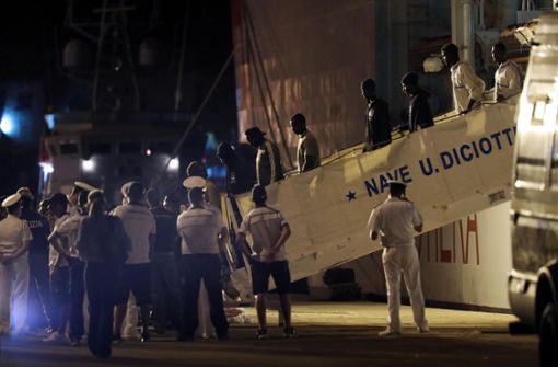 Das Schiff „Diciotti“ der italienischen Küstenwache hat erst am Donnerstag in Sizilien anlegen dürfen. Foto: ANSA