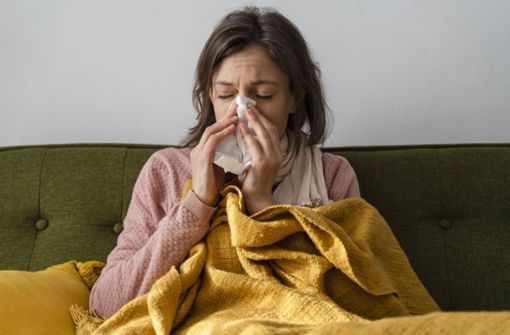 Deutschland befindet sich in einer Erkältungswelle: Laut RKI sind derzeit circa 9,3 Millionen Menschen von einern akuten Atemwegserkrankungen betroffen. Foto: IMAGO/Westend61/Daniel Ingold