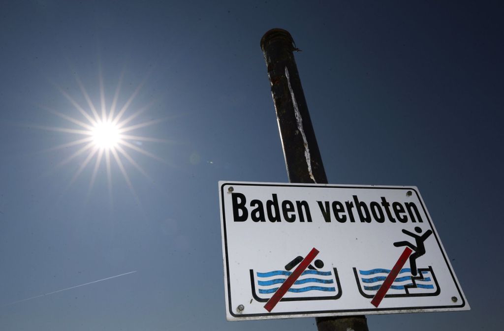 Das Baden im Baggersee Weingarten (Kreis Karlsruhe) ist verboten. Foto: dpa