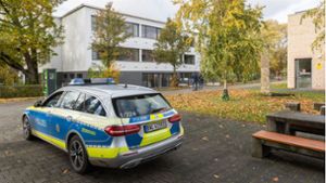 Ein Einsatzfahrzeug der Polizei steht vor der Waldbachschule. Foto: dpa/Philipp von Ditfurth