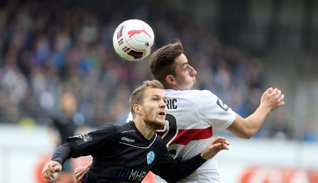 Der VfB Stuttgart II gewinnt das Stadtderby gegen die Stuttgarter Kickers 2:1.