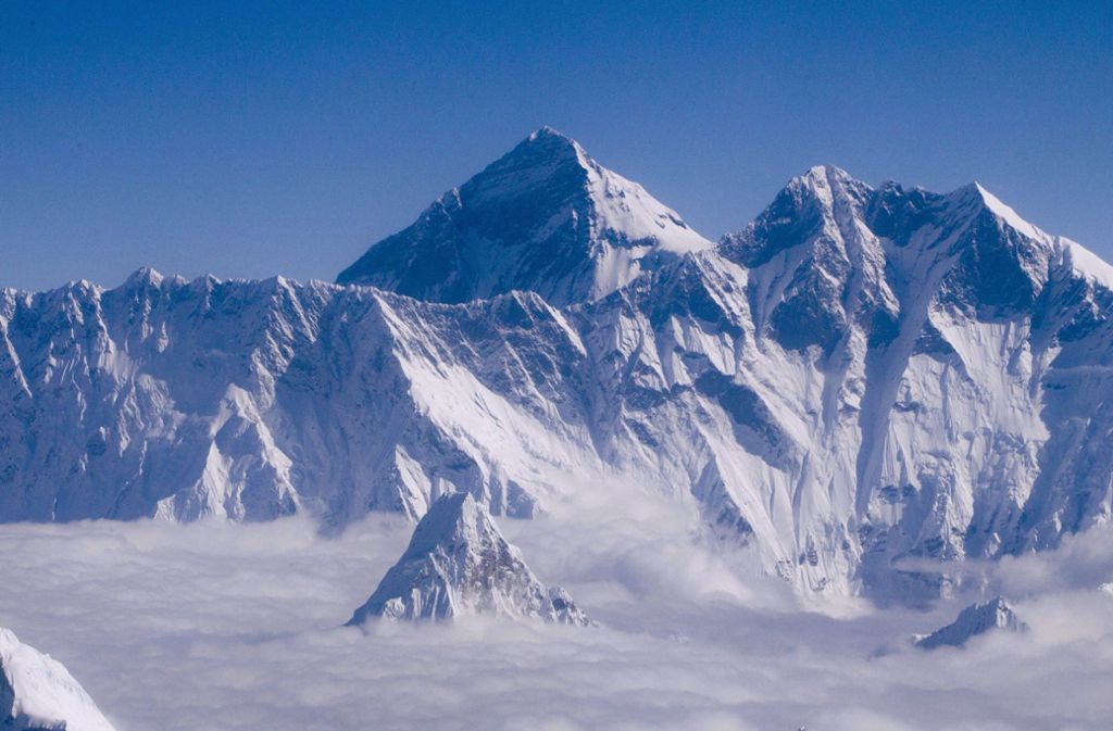 Viele Touristen sitzen derzeit auf dem Mount Everest fest. Foto: dpa/Narendra Shrestha
