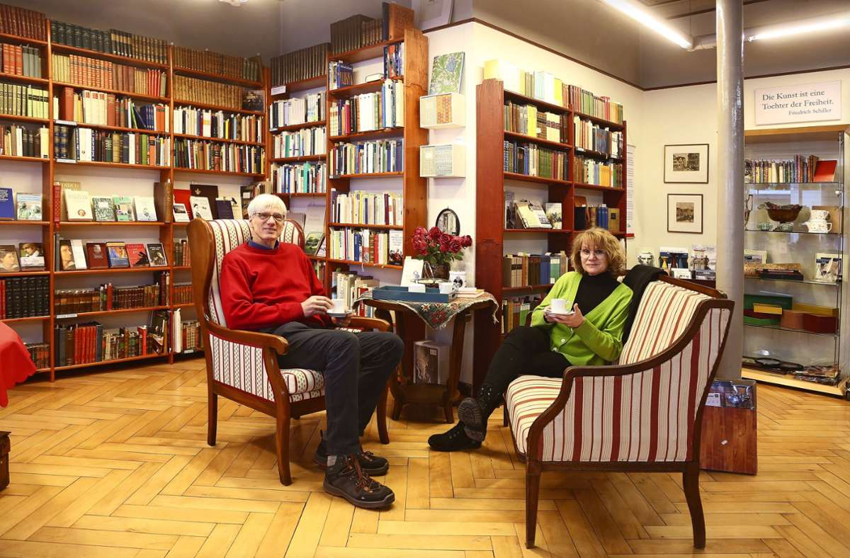 Nicola Heinrich und Birger Laing in ihrem neuen Friedrich: Auf den Sitzgelegenheiten mitten im Laden darf man sich gerne niederlassen. Foto: Ralf Poller/avanti