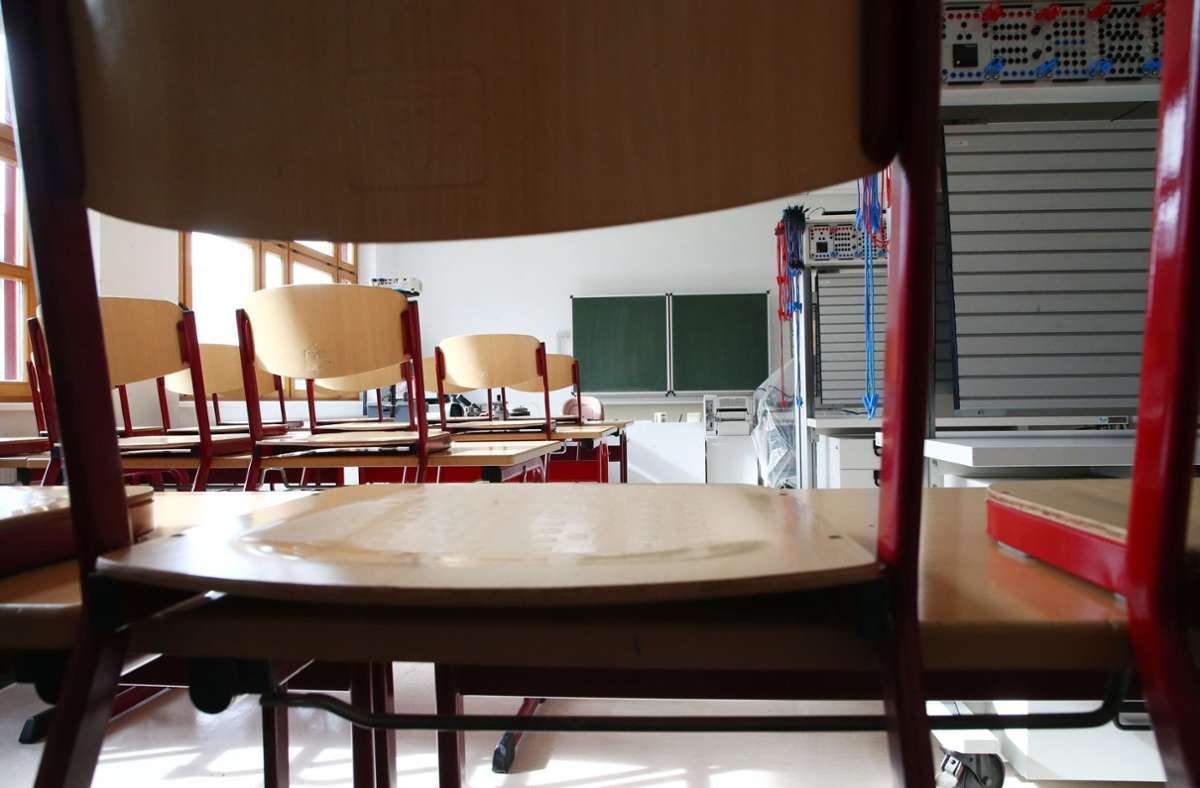 Alle Klassenzimmer sind leer – das gilt aktuell für drei Schulen im Südwesten. Schüler und Lehrer haben  Quarantäne und müssen zuhause bleiben. Foto: dpa/Bodo Schackow