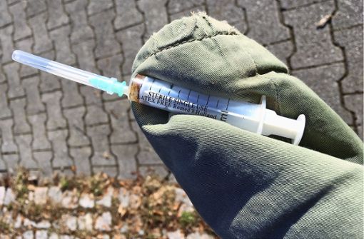 Auf dem Spielplatz in der Barbarossastraße hat eine Mutter zwei Spritzen unter dem Kletterturm gefunden und die Polizei alarmiert. Foto: z