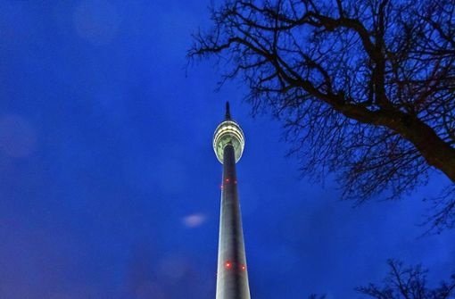 Mit der Spitze misst der Stuttgarter Fernsehturm 217 Meter, der erleuchtete Korb ist 150 Meter   über dem Boden. Foto: Thomas Krämer
