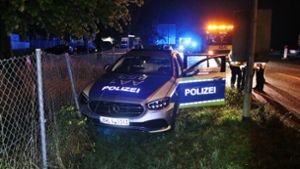 Mann greift Beamte im Polizeiauto an – und verursacht Unfall