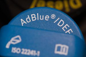 Adblue wird knapp – das kann die Versorgung der Wirtschaft bedrohen. Foto: dpa/Swen Pförtner
