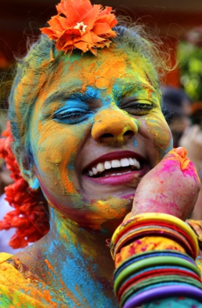 Eine Hindu-Frau feiert das Holi-Fest in den Straßen Kalkuttas.