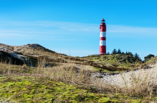 Der Leuchtturm  steht im Süden Amrums, zwei Kilometer westlich von Wittdün. Er gehört zur Gemeinde Nebel und ist eines der Wahrzeichen der Insel. Foto: An/ette Nuessle