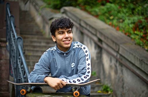 Am liebsten mit seinem Skateboard unterwegs: Taha Elfatlawi. Foto: Lichtgut/Max Kovalenko
