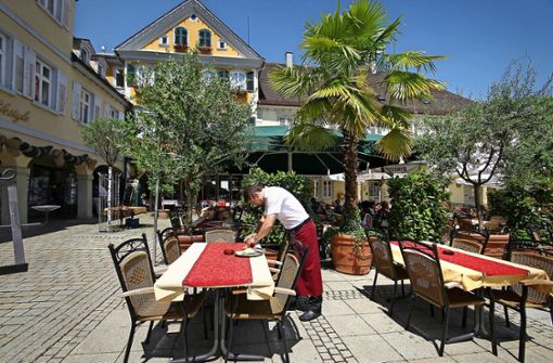 Der Ludwigsburger Marktplatz ist  für sein mediterranes Flair bekannt – auch bei den Sperrzeiten nähert sich die Stadt jetzt südeuropäischen Gepflogenheiten an. Foto: factum/Archiv