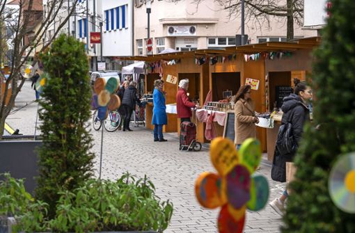 Handgefertigtes in Holzhütten: Der Frühlingsmarkt hat begonnen. Foto: /Jürgen Bach
