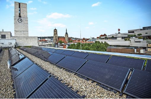 Stuttgart bemüht sich auch um mehr Fotovoltaik (wie hier auf dem Rathausdach), aber  das Tempo des Ausbaus ruft Kritik hervor. Foto: Lichtgut/Leif-Hendrik Piechowski