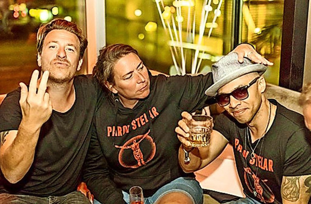 Parov Stelar (llnks) mit seiner Tourmanagerin und seinem Sänger bei der After-Show-Party in der Bar Waranga.