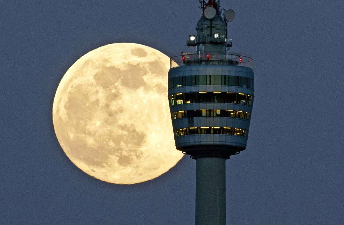 Dieses Bild bietet sich nur nachts – ein Vollmond entsteht, wenn der Mond auf der Nachtseite der Erde steht. Foto: dpa/Marijan Murat