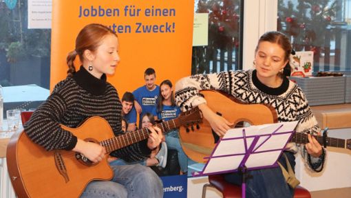 Anna Spörle (links) und Leni März  haben  im  Dezember 2023 auf der onkologischen Station im Olgäle für krebskranke Kinder und deren Angehörige musiziert. Foto: Georg Friedel