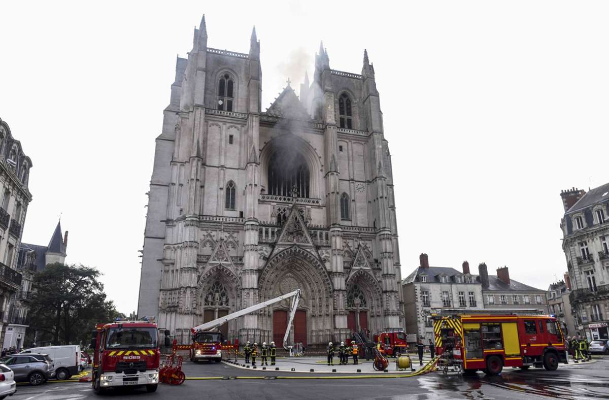Die Feuerwehr hat den Brand in der Kathedrale von Nantes nach mehreren Stunden unter Kontrolle. Die Orgel wird bei dem Feuer völlig zerstört.