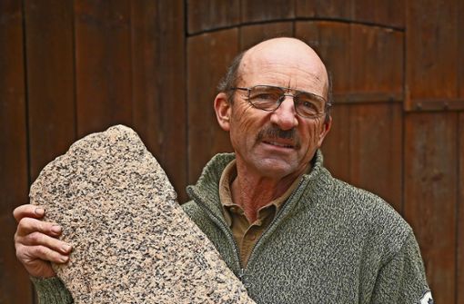 Martin Ziegler hat den geschichtsträchtigen Stein auf seinem Acker entdeckt. Foto: Werner Kuhnle