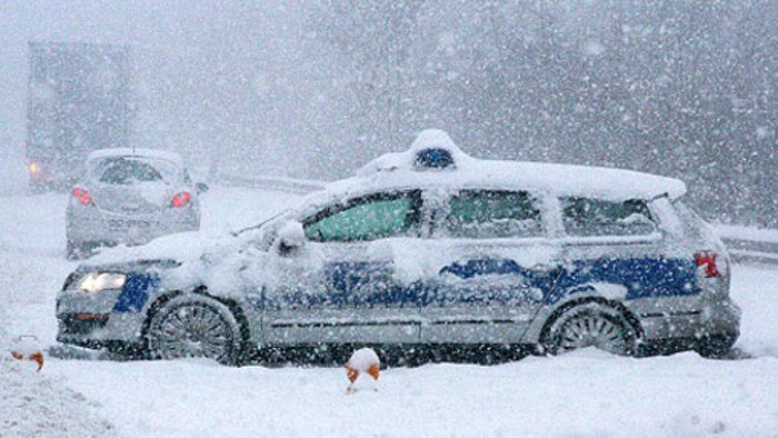 Viele Unfälle auf schneeglatten Straßen