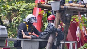 Einsatz mit harten Bandagen: Polizisten lösen Aktivisten von den Bäumen. Foto: Getty Images