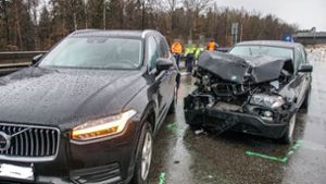 Drei Verletzte nach schwerem Unfall mit zwei Autos