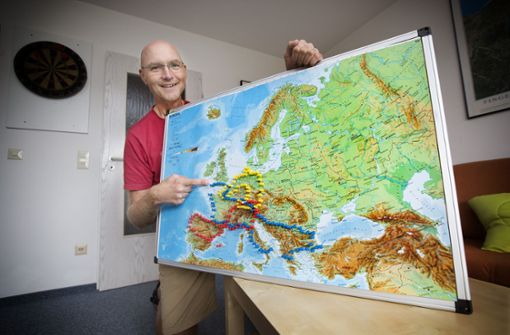 Noch reicht Andreas Laß die Europakarte, um den Tourenverlauf mit farbigen Stiften abzustecken. Foto: Horst Rudel