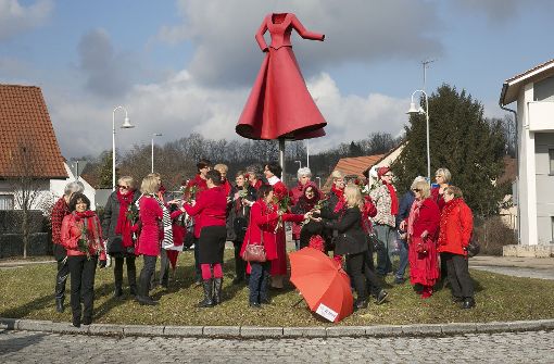 Im Frühjahr 2015 starteten die Eislinger Efa-Frauen ihr Programm zum 20-jährigen Bestehen ihres Vereins mit einem Fototermin ganz in Rot unter dem Kunstkreisel mit dem roten Kleid der Künstlerin Anja Luithle. Foto: Archiv/Horst Rudel