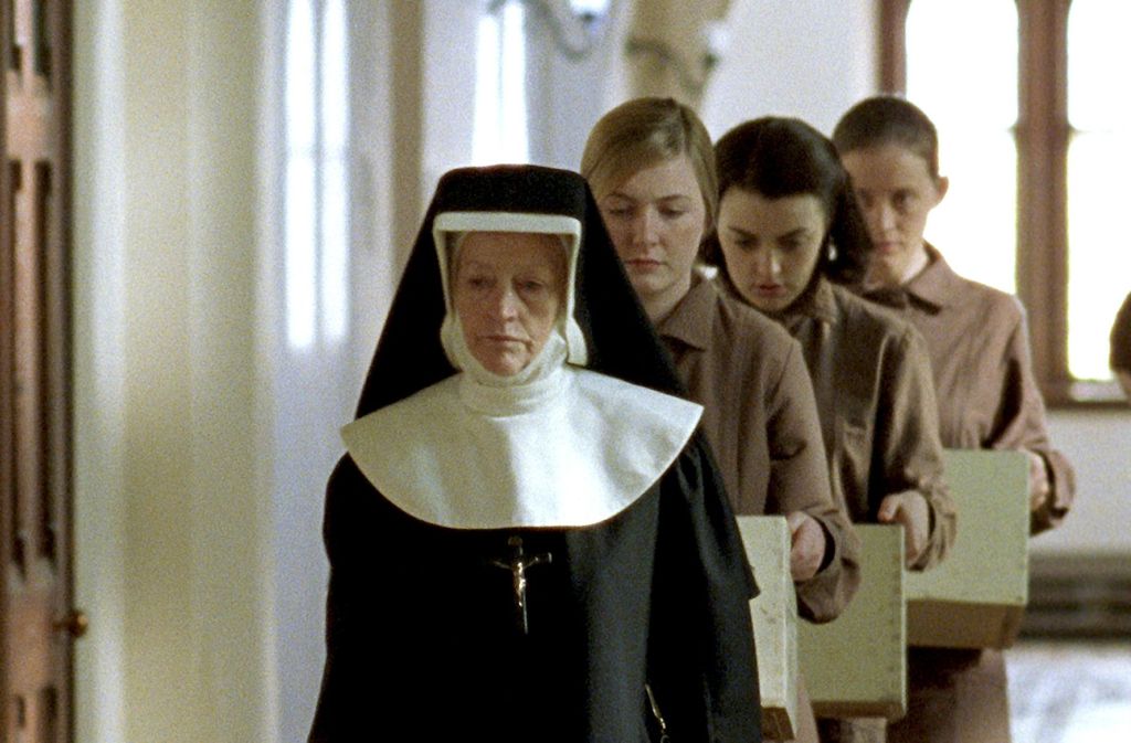 Szene aus dem Film „Die unbarmherzigen Schwestern“: In dem britischen Film von 2002 erkennen die Mädchen Rose (Dorothy Duffy, 2. von links), Bernadette (Nora-Jane Noone) und Margaret (Anne-Marie Duff, rechts) sehr schnell, dass das von katholischen betriebene Heim, in das sie abgeschoben wurden, die Hölle ist.