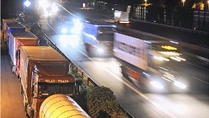 Nachts besonders gefragt: Lastwagen-Stellplätze neben den Autobahnen Foto: ddp