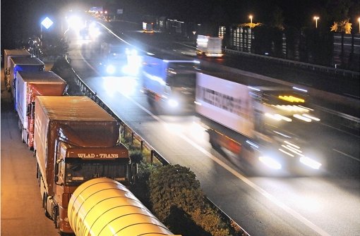 Nachts besonders gefragt: Lastwagen-Stellplätze neben den Autobahnen Foto: ddp