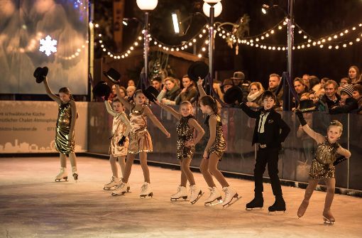 Mit Schauläufen haben die Stuttgarter Eissportvereine die 19.Saison der Eislaufbahn am Schlossplatz eröffnet. Foto: Lichtgut/Max Kovalenko