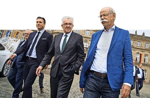 Politik und Wirtschaft schreiten Seit’ an Seit’ (von links): Audi-Produktionschef Waltl, Porsche-Vizechef Meschke, Ministerpräsident Kretschmann und Daimler-Chef Zetsche. Foto: dpa