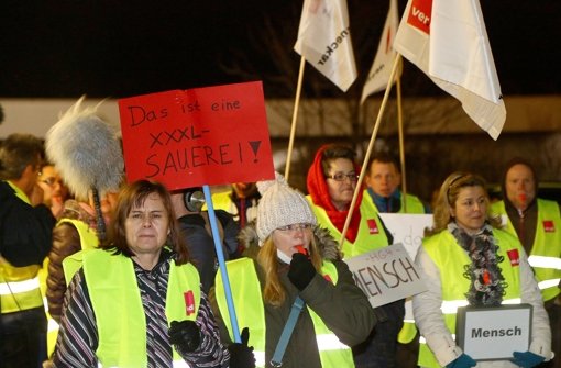 Rund 50 Mitarbeiter der XXXL-Möbelgruppe protestieren vor dem Lager in Mannheim. (Archivfoto) Foto: dpa