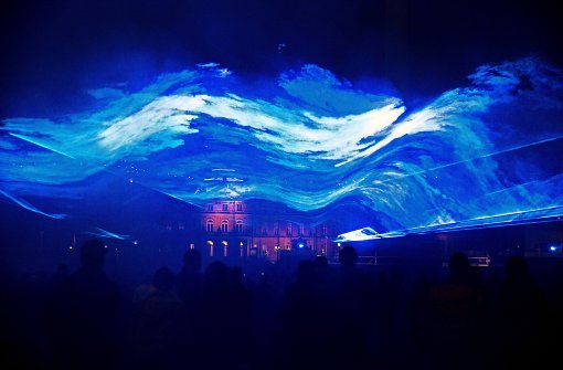 Meereswellen auf dem Schlossplatz: Eine Lasershow lockt die Leute ebenso wie die offenen Läden Foto: Lichtgut/Horst Rudel
