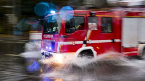 Flensburg: Ein Einsatzfahrzeug der Feuerwehr fährt am Freitag durch die Innenstadt. Foto: dpa/Frank Molter